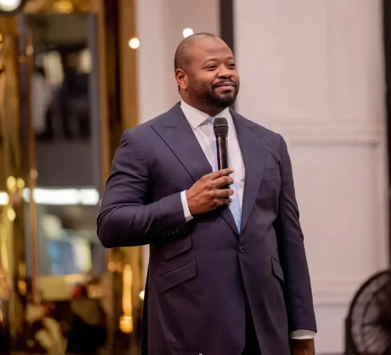Moïse Mbiye : Biographie complète, âge, taille, famille, carrière, couple, origines, valeur net, albums… en 2024