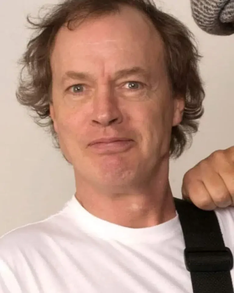 Tout sur Angus Young Taille, Fortune, Âge, Origine... en 2025