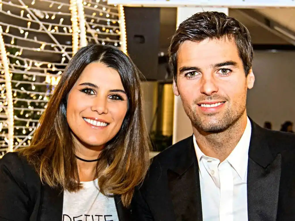 Karine Ferri enceinte de son 3e enfant à coté de son mari