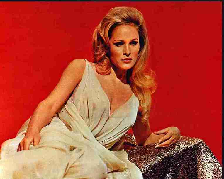 Ursula Andress : age, fortune, vie privée… en 2025 3 Ursula Andress jeune bio