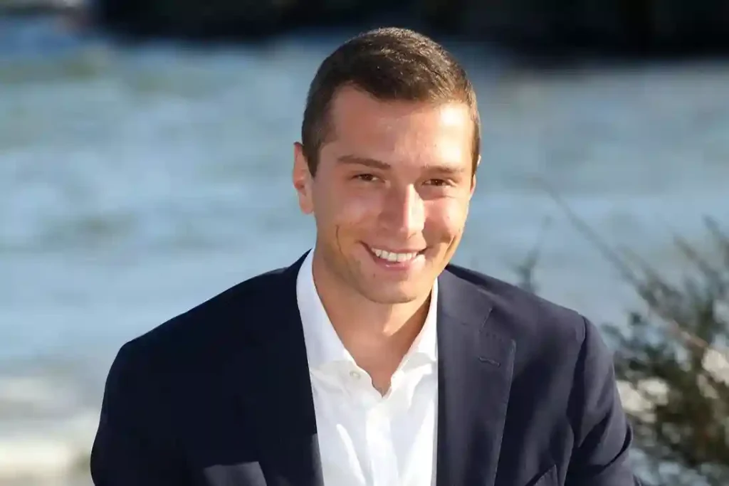 Jordan Bardella : Taille, Salaire, Epouse, Origine, Vie privée (2025) 6 Jordan Bardella Taille, Salaire, Epouse, Origine, Vie privée
