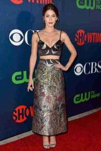 Lizzy Caplan: Bio, Age, Height, Husband, Net Worth (2025)