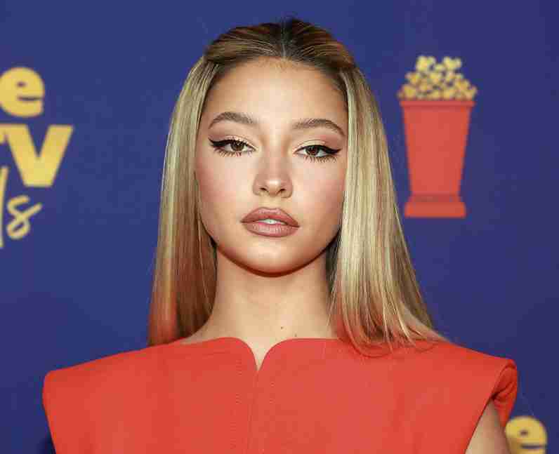Madelyn Cline: Age, Height, Ethnicity, Net Worth (2025) 2 Madelyn Cline bio and net worth 1